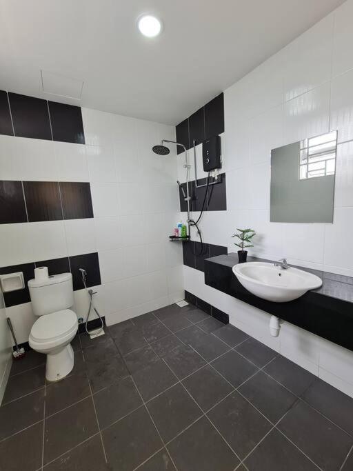 3Storey House 13Pax Family Suite Bayan Lepas Eksteriør billede
